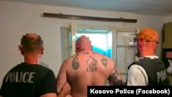 Policia e Kosovës arrestoi të dyshuarin I.M. në Zveçan, nën dyshimet për sulm ndaj pjesëtarëve të KFOR-it dhe Policisë së Kosovës gjatë protestës së majit 2023. Fotografia: Policia e Kosovës.