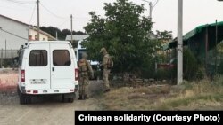 Қрим татарларининг уйларида ўтказилган тинтувлардан бири (архив сурати)