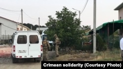 Сотрудники ФСБ России проводят обыск в Крыму, 17 августа 2021 года