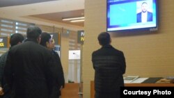 Daşary ýurt telekanalyna tomaşa edýän ýaşaýjylar.
