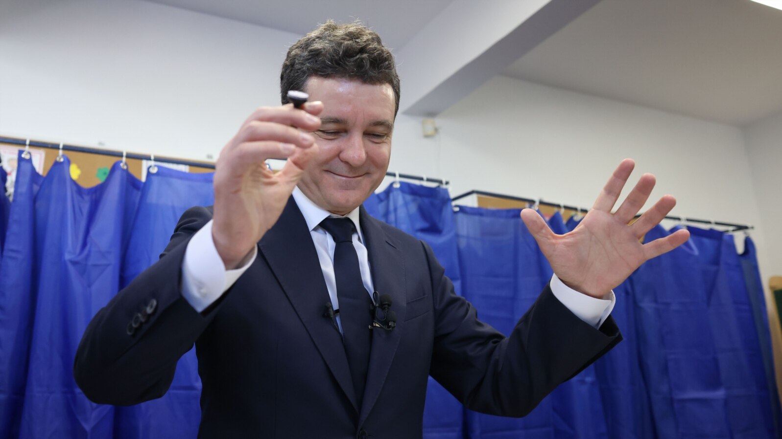 <p style="text-align: start;">Candidatul independent Nicușor Dan a mers la vot împreună cu soția sa.<p style="text-align: start;">Nicuşor Dan a declarat că a votat pentru „mulţi oameni tăcuţi, muncitori, pe care nu i-a reprezentat nimeni până acum”.</p><p style="text-align: start;">„Am votat cu realism, pentru că România trăiește un moment dificil. Am votat pentru acel candidat care poate face dreptate pentru români”, a mai spus Nicușor Dan.</p>