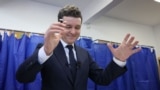 <p style="text-align: start;">Candidatul independent Nicușor Dan a mers la vot împreună cu soția sa.<p style="text-align: start;">Nicuşor Dan a declarat că a votat pentru „mulţi oameni tăcuţi, muncitori, pe care nu i-a reprezentat nimeni până acum”.</p><p style="text-align: start;">„Am votat cu realism, pentru că România trăiește un moment dificil. Am votat pentru acel candidat care poate face dreptate pentru români”, a mai spus Nicușor Dan.</p>