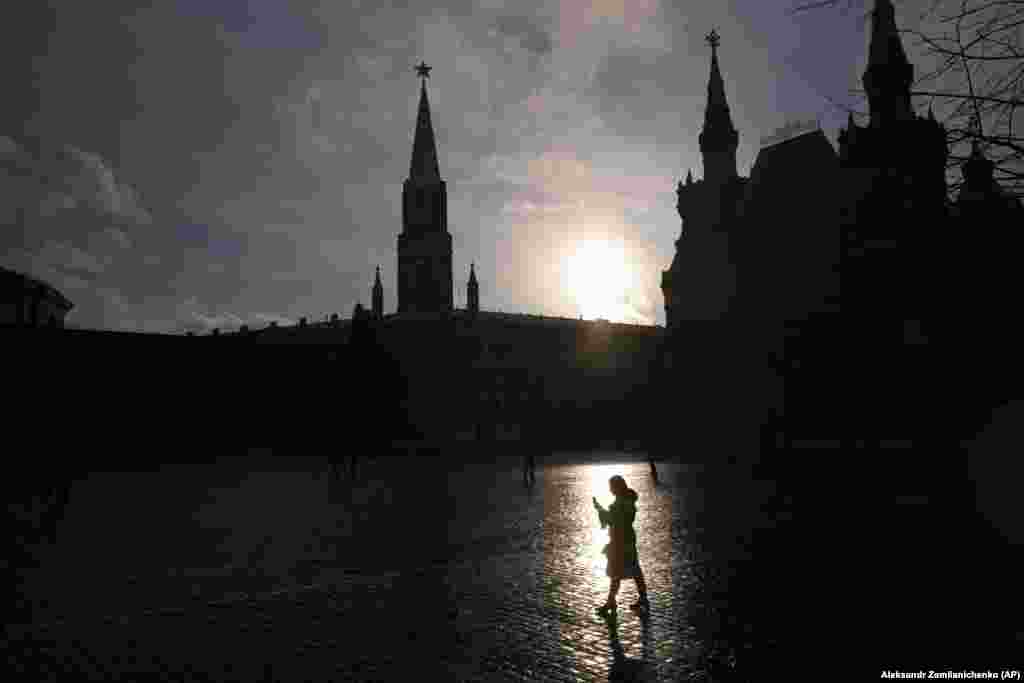 A woman prepares to take a photo with her smartphone at sunset in Moscow&#39;s Red Square. (AP/Aleksandr Zemilianichenko)