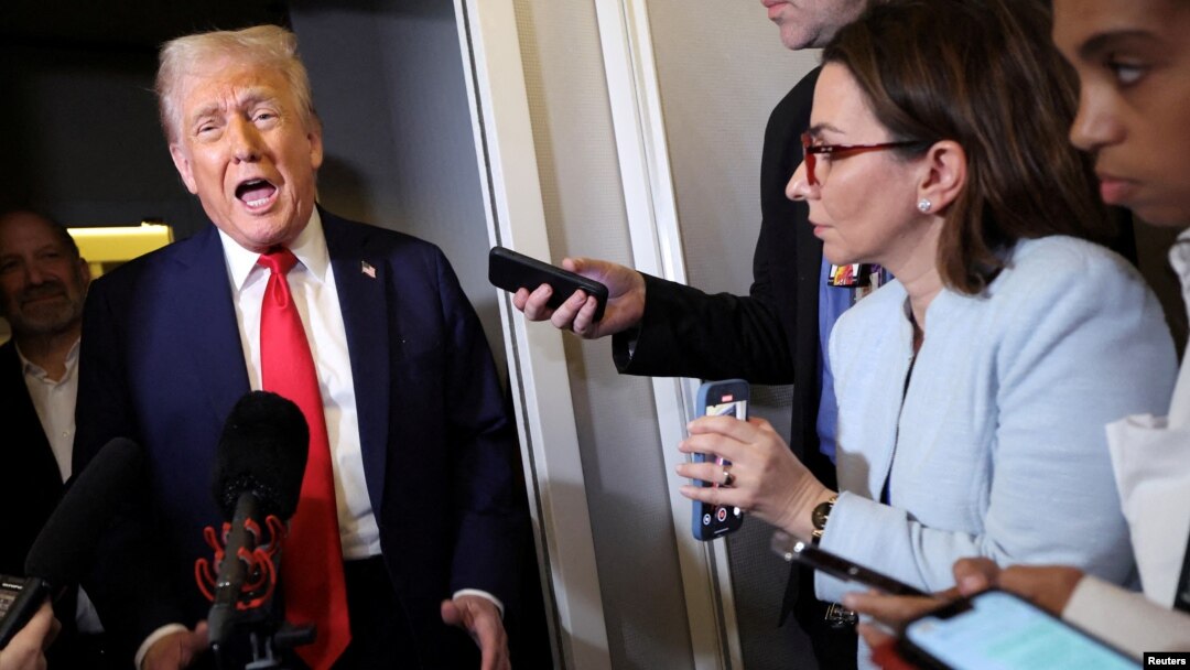 În imagine, preşedintele american Donald Trump, într-un dialog cu juranliştii, în 30 martie.