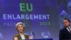 Ursula von der Leyen bizottsági elnök és Várhelyi Olivér szomszédság- és bővítési politikáért felelős uniós biztos a 2023-as bővítési csomag bemutatásakor