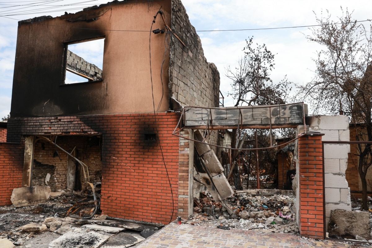 Жителі Вишневого, в яких повністю знищені домівки і з якими вдалось поспілкуватися, живуть у друзів чи близьких, нікому з них міська влада не пропонувала тимчасового житла, кажуть люди