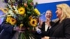 Співголова партії «Альтернатива для Німеччини» (AfD) Аліс Вайдель аплодує, коли провідна кандидатка від партії Крістін Брінкер отримує квіти. Берлін, Німеччина, 20 вересня 2026 року