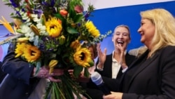 Співголова партії «Альтернатива для Німеччини» (AfD) Аліс Вайдель аплодує, коли провідна кандидатка від партії Крістін Брінкер отримує квіти. Берлін, Німеччина, 20 вересня 2026 року
