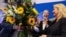 Співголова партії «Альтернатива для Німеччини» (AfD) Аліс Вайдель аплодує, коли провідна кандидатка від партії Крістін Брінкер отримує квіти. Берлін, Німеччина, 20 вересня 2026 року