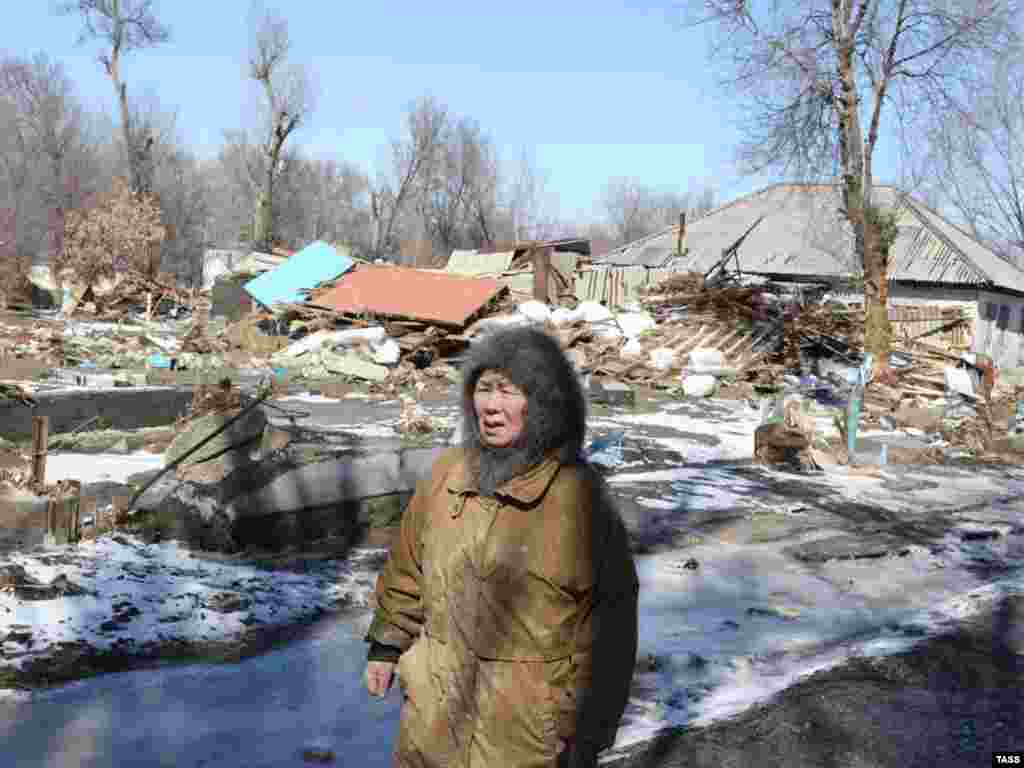 Қызылағаш тұрғыны су тасқыны салдарынан болған қирандылар жанында. Алматы облысының Ақсу ауданы, 14 наурыз 2010 жыл.