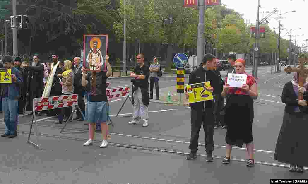 Protivnici Parade ponosa protestuju sa druge strane policijskog obruča