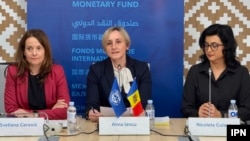 Șefa misiunii FMI, Alina Iancu, împreună cu reprezentanta permanentă a FMI în Moldova, Svetlana Cerović, susțin o conferință de presă la Chișinău, 17 decembrie 2025