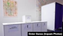 În București, alegătorii vor primi patru buletine de vot: unul pentru cei 14 candidați înscriși la AEP, iar alte trei pentru referendumul local.