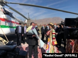 Президент Таджикистана Эмомали Рахмон во время визита в Ворух в апреле 2021 года