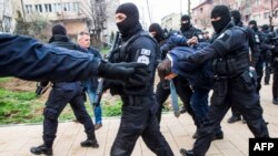 Kosovska policija privodi Marka Đurića 