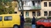 Люди дивляться на пошкоджений російським ударом житловий будинок у Києві, 22 жовтня 2025 року