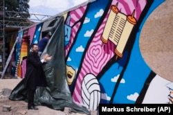 Yehuda Teichtal rabbi leleplezi a graffitifalat az új zsidó oktatási és kulturális komplexum bejáratánál Berlinben 2023. június 12-én