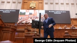 Premierul Ilie Bolojan și membrii cabinetului său, în Parlament, pe 2 decembrie 2025.