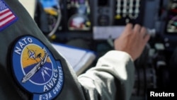 Simboli i NATO-s në uniformën e një piloti. Fotografi ilustruese. Shtator 2023.