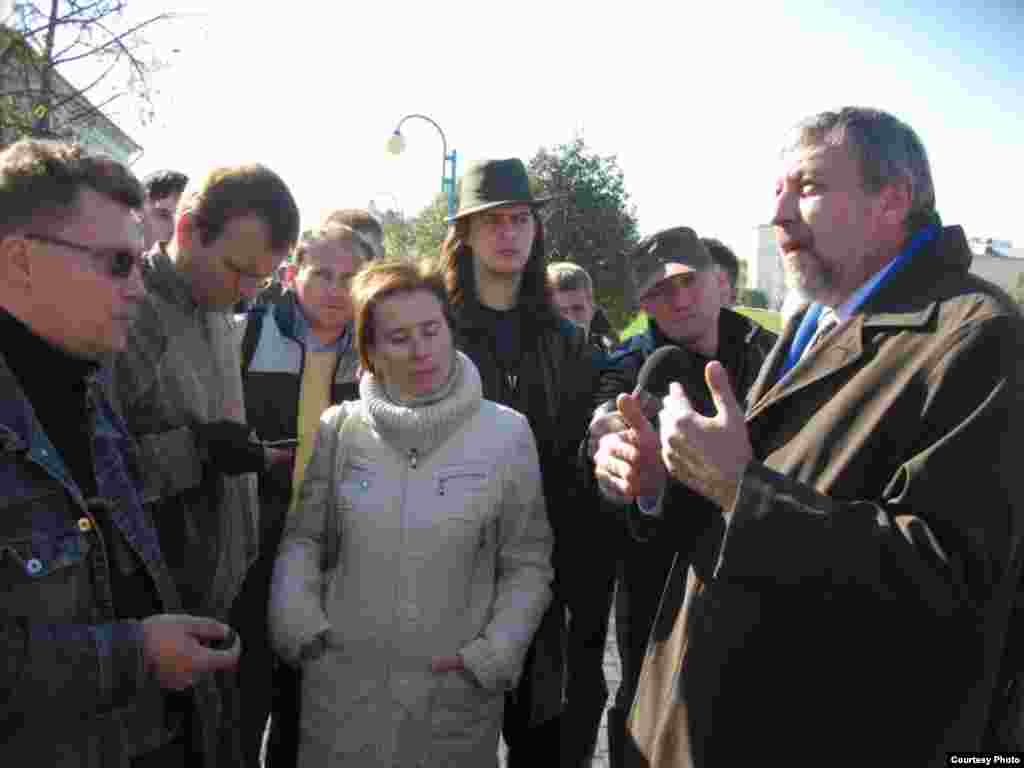 Гражына Шалкевіч - Збор подпісаў за Андрэя Саньнікава ў Горадні. 