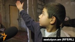 8-ամյա Վոլոդյան ցույց է տալիս տան թաց պատերը