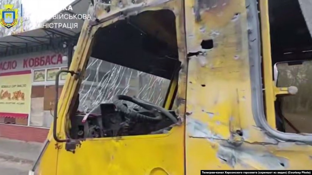 У тяжкому стані перебуває 51-річний водій автобуса, у нього – множинні поранення черевної порожнини і ніг. Решта шість поранених – у стані середньої тяжкості