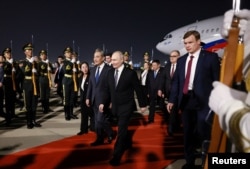 Прибуття численної делегації Росії на чолі з Путіним у Пекін, КНР, 19 травня 2026 року