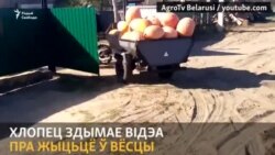 18-гадовы вясковец прымацаваў на трактар бел-чырвона-белы сьцяжок