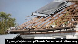 Një shtëpi është dëmtuar pasi një dron ose objekt i ngjashëm goditi një ndërtesë banimi, sipas autoriteteve lokale, pas shkeljeve të hapësirës ajrore polake gjatë një sulmi rus mbi Ukrainën. Komuna Wyryki të Polonisë, më 10 shtator 2025.