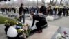 Cveće na mestu ubistva premijera Srbije Zorana Đinđića u dvorištu zgrade Vlade