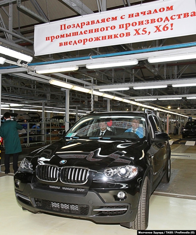 Një BMW del nga linja e prodhimit në fabrikën Avtotor në korrik të vitit 2009, kur kompania nisi prodhimin e automjeteve luksoze sportive shumëfunksionale (SUV) për markën gjermane të automobilave BMW.