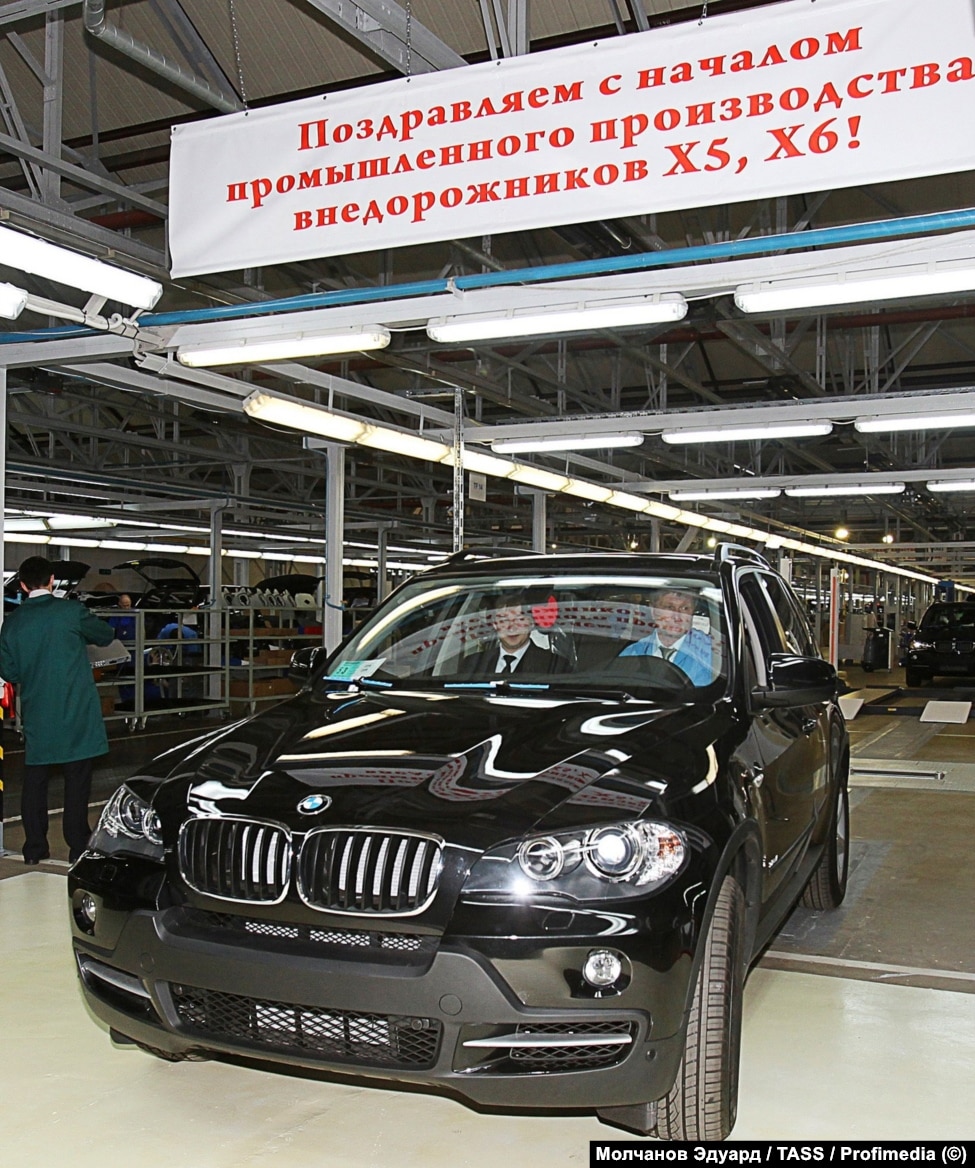 Një BMW del nga linja e prodhimit në fabrikën Avtotor në korrik të vitit 2009, kur kompania nisi prodhimin e automjeteve luksoze sportive shumëfunksionale (SUV) për markën gjermane të automobilave BMW.