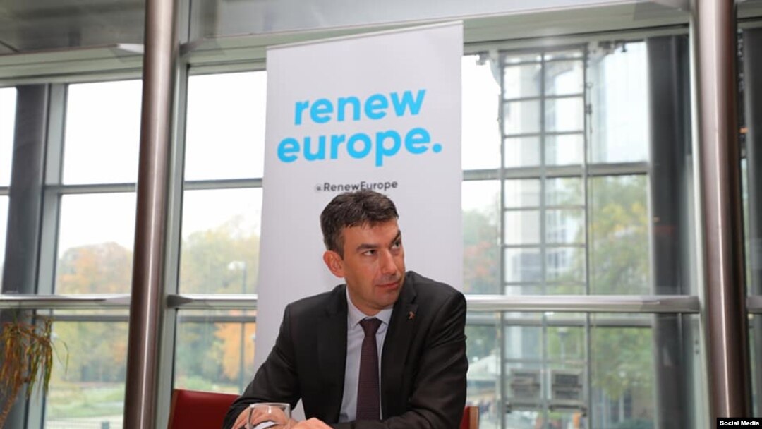 Europarlamentarul Dragoș Tudorache, președinte executiv al PLUS, cere demiterea șefului AEP