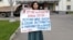 Аруна Арна на пикете после того, как Росфинмониторинг включил ее в перечень террористов и экстремистов, 26 августа 2025 года