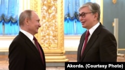 Russiýanyň prezidenti Wladimir Putin (çepde) we gazak prezidenti Kasym-Žomart Tokaýew. 2019 ý.