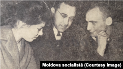 Cântăreața Angela Păduraru, compozitorul Valentin Vilinciuc si poetul Grigore Vieru citesc notele la versurile „Cântec de iubire”. „Moldova socialistă”, 6 octombrie 1964.