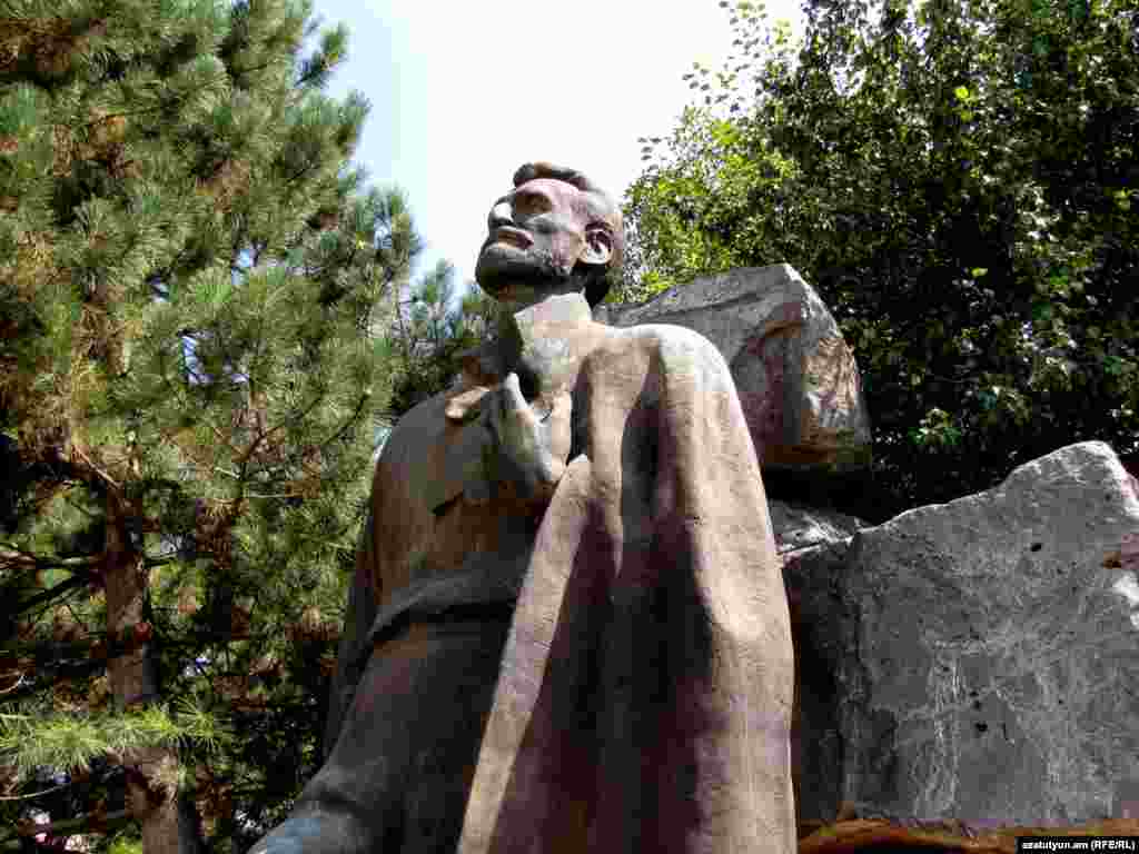 Հովհ. Թումանյանի արձանը ծննդավայր Դսեղի կենտրոնում - Ֆոտոռեպորտաժը` Նանե Սահակյանի