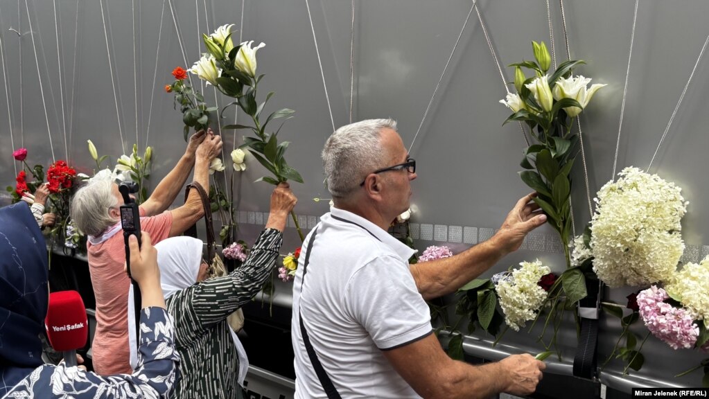 Viktima më e re që do të varroset është Senad Jusiq, i lindur në vitin 1975. Ai u zhduk në korrik të vitit 1995 në zonën e Bratunacit.
