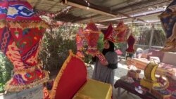 د غزې یوه ښځه د مرستو کارتنونه په رنګینو فانوسونو بدلوي

