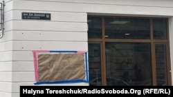 Про викрадення меморіальної дошки, встановленої 21 квітня, стало відомо вранці 1 травня