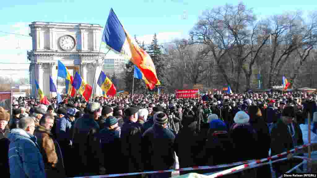 În Piaţa Marii Adunări Naţionale protestează membrii şi susţinătorii Platformei DA.