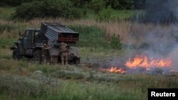 Українські військові із реактивною системою залпового вогню «Град» поблизу Бахмута, червень 2022 року