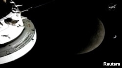 Кадр из видеотрансляции с борта космического корабля "Орион"