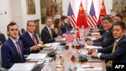 Secretarul Trezoreriei SUA, Scott Bessent (al doilea din stânga), și vicepremierul chinez He Lifeng (al doilea din dreapta), la masa de negocieri la Madrid, Spania, pe 14 septembrie 2025.