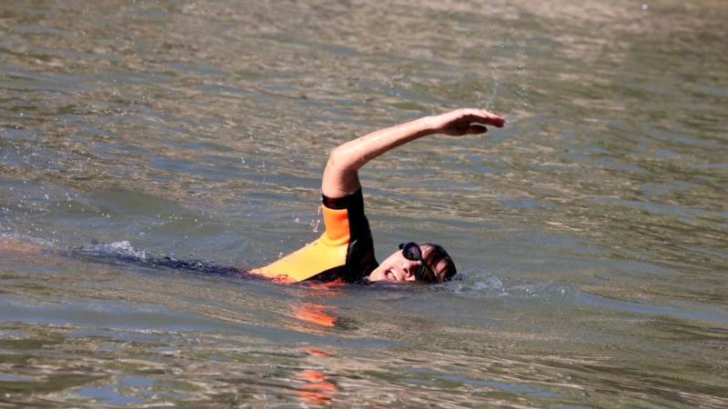 در آستانهٔ رقابت‌های المپیک، شاروال پاریس در رودخانه «سن» شنا کرد تا نشان بدهد آب این رودخانه پاک است