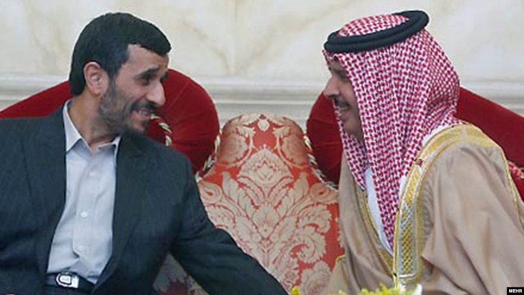 به گزارش خبرگزاری فرانسه، آقای احمدی نژاد به محض ورود به بحرين به ديدار حمد بن عيسی آل خليفه، پادشاه بحرين رفت.