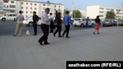 Illýustrasiýa suraty. Aşgabadyň köçelerinde ýöräp barýan adamlar. Arhiwden alnan surat.