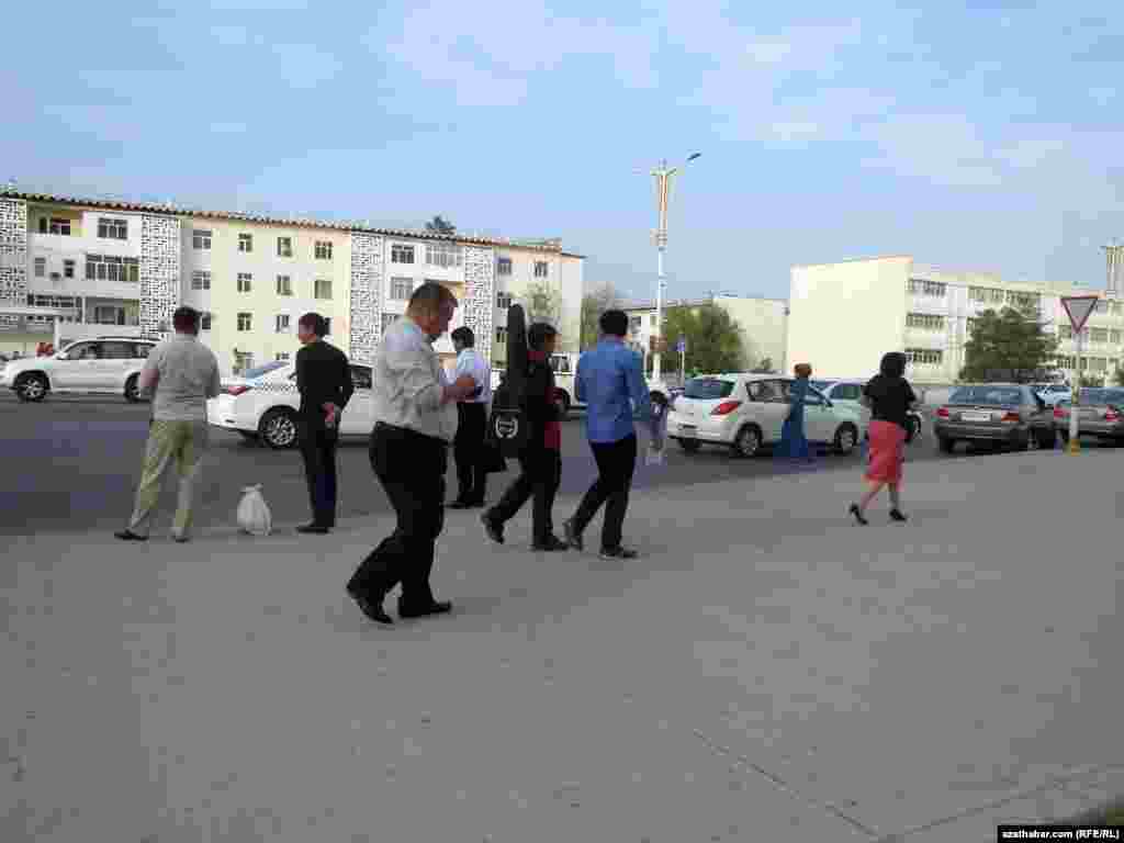 Aşgabatda goýy reňkli ulaglar gadagan edilenden soň, ýollarda ak reňkli maşynlaryň agdyklyk edýändigini görse bolýar.