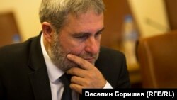 Боил Банов се оплака, че изнудван от „малка организирана престъпна група“.