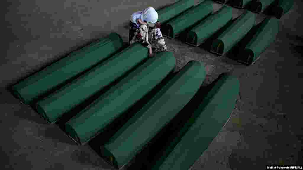 Жінка оплакує загиблих мусульман під час різанини в Сребрениці у Боснії і Герцеговині 1995 року. Останки 35 людей перепоховали в 23 річницю масового вбивства. Фото &ndash;&nbsp;Мидхат Потуровіч